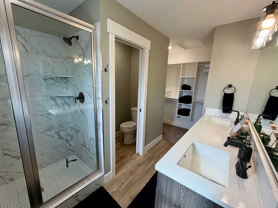 Primary bath & walk-in